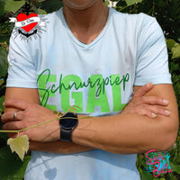Modisches T-Shirt mit dem Schriftzug "Schnurzpiep Egal" in strahlendem Grün, designt mit der Plotterdatei von easy-sticks, und lässiger Pose des Trägers inmitten von Pflanzen.