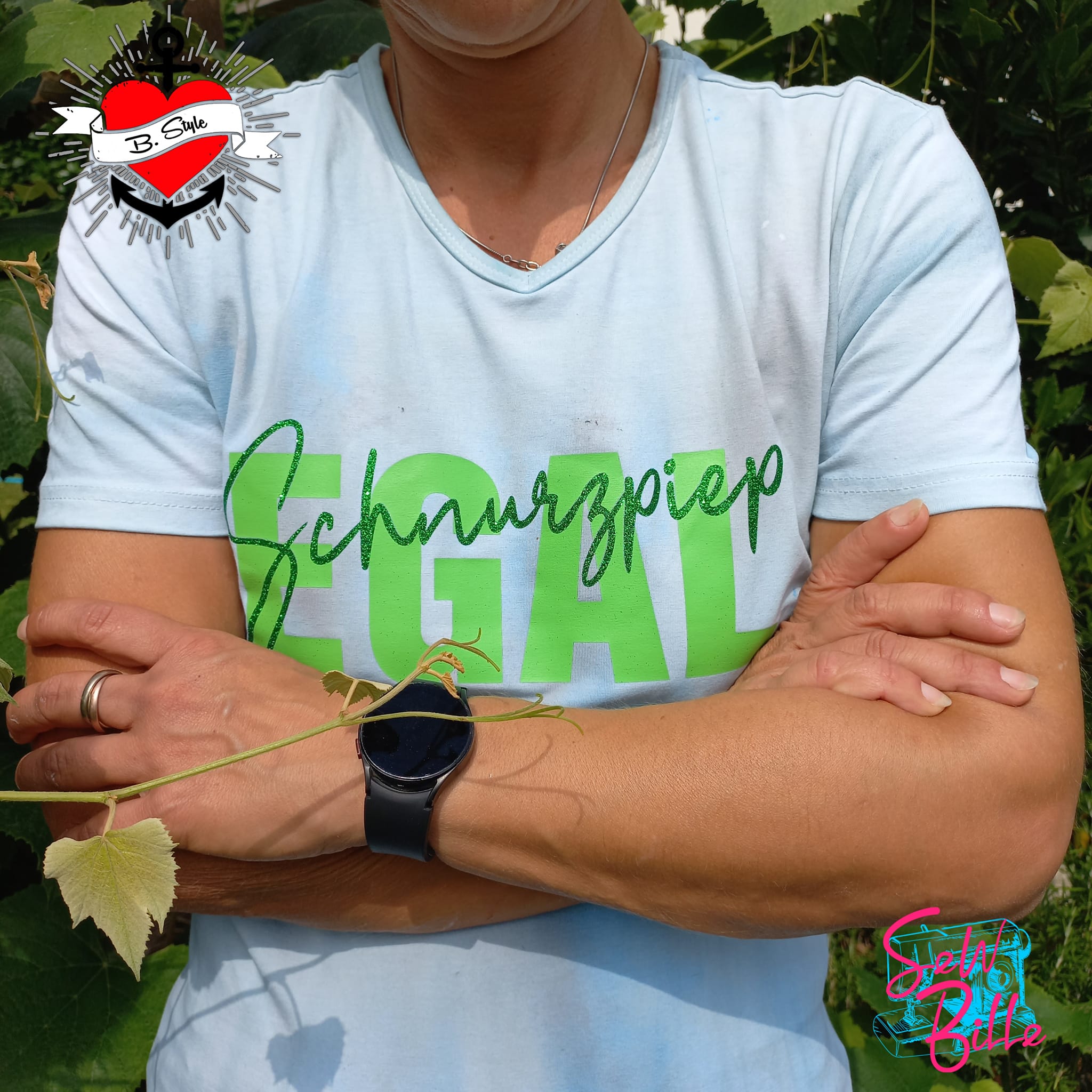 Modisches T-Shirt mit dem Schriftzug "Schnurzpiep Egal" in strahlendem Grün, designt mit der Plotterdatei von easy-sticks, und lässiger Pose des Trägers inmitten von Pflanzen.