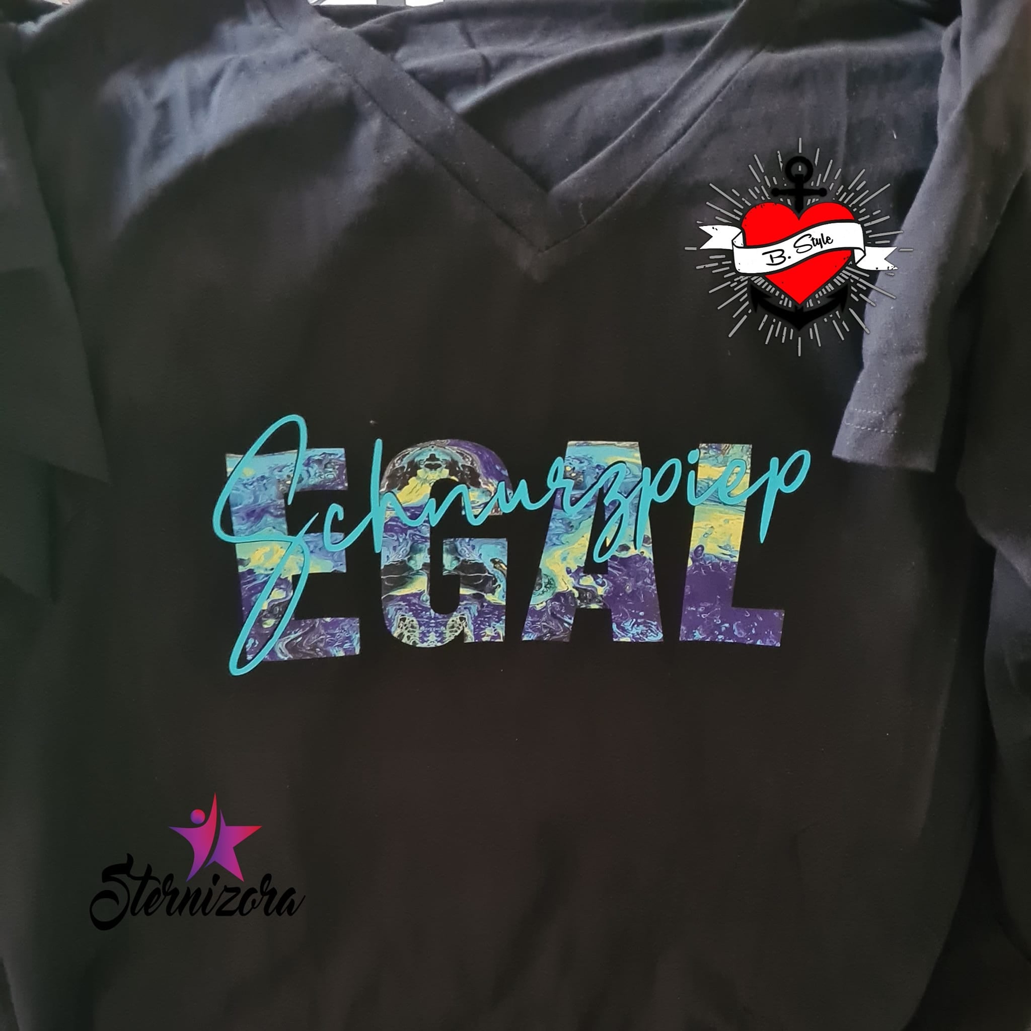 Ein schwarzes T-Shirt mit kreativem Aufdruck "Schnurzpiep Egal" in bunten Farben. Ideal für DIY-Projekte mithilfe der Plotterdatei von easy-sticks.