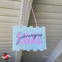 Ein hängendes Holzschild mit dem Schriftzug "Schnurzpiep Egal", perfekt für kreative Projekte. Diese Plotterdatei von easy-sticks ermöglicht individuelles Design.