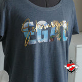 T-Shirt-Detailaufnahme mit der "Schnurzpiep Egal" Plotterdatei von easy-sticks, das den Schriftzug in goldener Schrift und farbigen Bildern im Hintergrund zeigt.