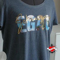 T-Shirt-Detailaufnahme mit der "Schnurzpiep Egal" Plotterdatei von easy-sticks, das den Schriftzug in goldener Schrift und farbigen Bildern im Hintergrund zeigt.