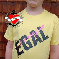 Ein gelbes Kindershirt mit dem Aufdruck "Schnurzpiep Egal" in Schwarz und Pink, ideal für kreative Bastelprojekte mit der Plotterdatei von easy-sticks.