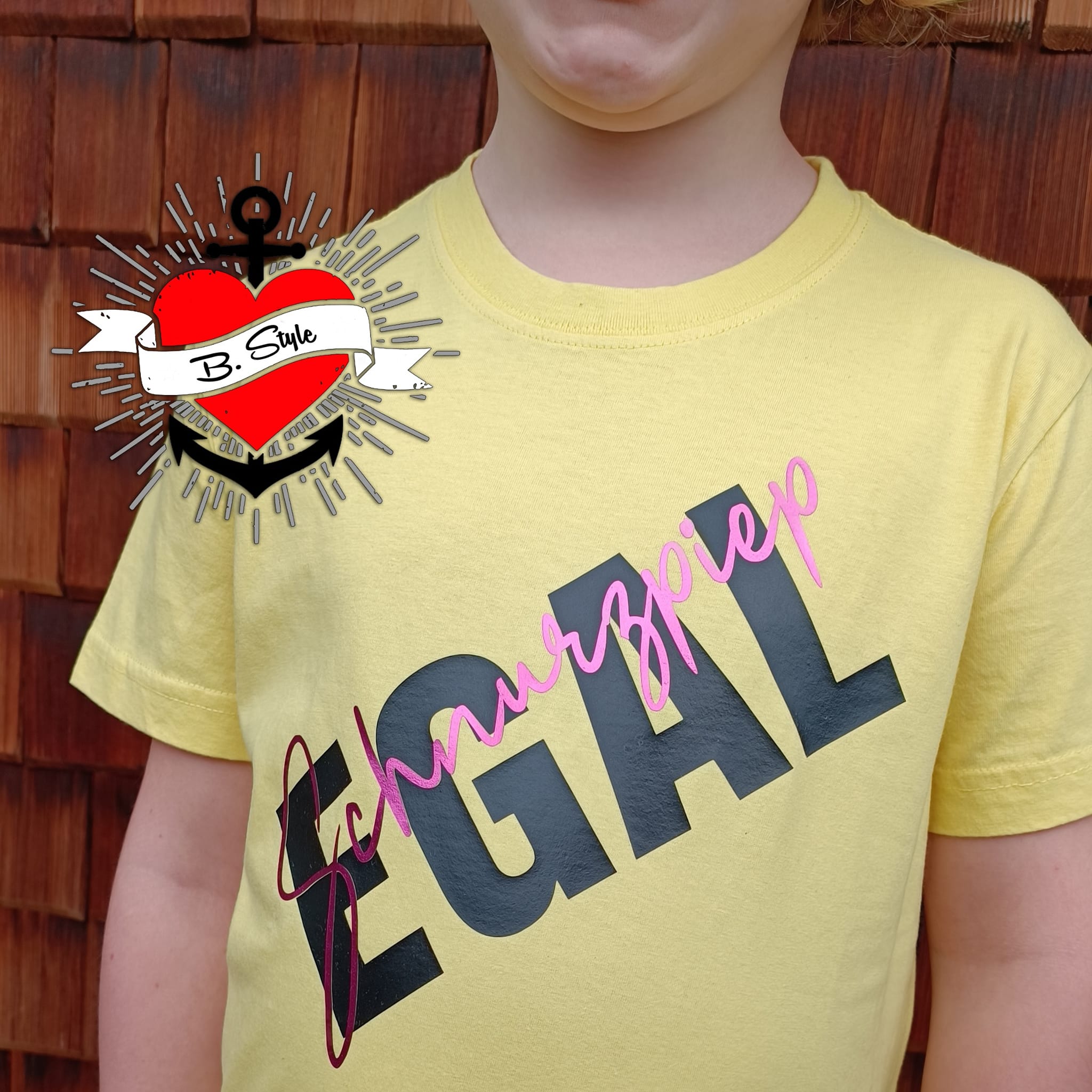 Ein gelbes Kindershirt mit dem Aufdruck "Schnurzpiep Egal" in Schwarz und Pink, ideal für kreative Bastelprojekte mit der Plotterdatei von easy-sticks.