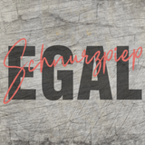 Kreatives Design mit der "Schnurzpiep Egal" Plotterdatei von easy-sticks, das den Schriftzug "Schnurzpiep" in lebhaftem Rot und "Egal" in kräftigem Schwarz auf einem Holz-Hintergrund zeigt.