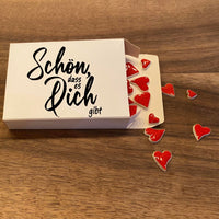 Eine kreative Box mit dem Text "Schön, dass es dich gibt" und verstreuten roten Herzen, eine charmante Nutzung der Plotterdatei von easy-sticks.