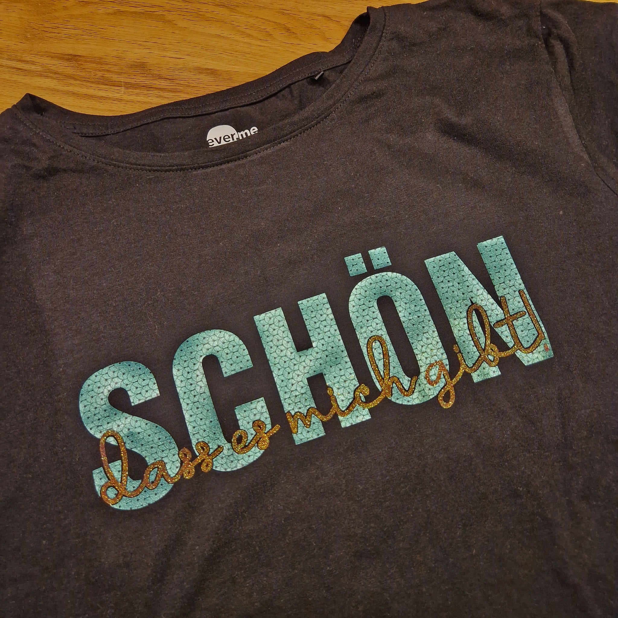Schwarzfarbiges T-Shirt mit glitzerndem Text 'SCHÖN, dass es mich gibt' von easy-sticks, gestaltet mit der vielseitigen Plotterdatei.
