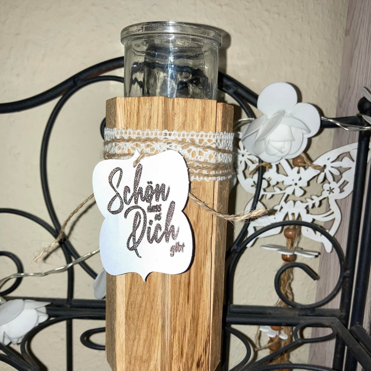 Holzvase dekoriert mit einem Etikett, das die Botschaft "Schön, dass es dich gibt" zeigt, eine inspirierende Anwendung der Plotterdatei von easy-sticks.