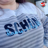 Eine Person trägt ein graues gestreiftes Shirt mit dem Satz "Schön, dass es mich gibt" in Schwarz und Blau. Diese Plotterdatei von easy-sticks inspiriert zu kreativen Modeideen.