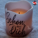 Elegante Kerze in einem besonderen Design, verziert mit der Botschaft "Schön, dass es dich gibt" – eine einzigartige Plotterdatei von easy-sticks, die das Ambiente schafft.