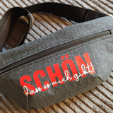 Bauchtasche mit rotem Aufdruck "Schön, dass es mich gibt" von easy-sticks, inspiriert durch die Plotterdatei für kreative Projekte.