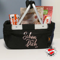 Stylische schwarze Aufbewahrungstasche mit dem inspirierenden Schriftzug "Schön, dass es dich gibt", designt mit der Plotterdatei von easy-sticks, perfekt für kreative Organisation.