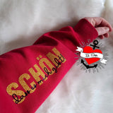 Ein rotes Sweatshirt mit goldenem Aufdruck des Designs "Schön, dass es mich gibt". Diese Plotterdatei von easy-sticks eignet sich perfekt für individuelle Bekleidungsprojekte.