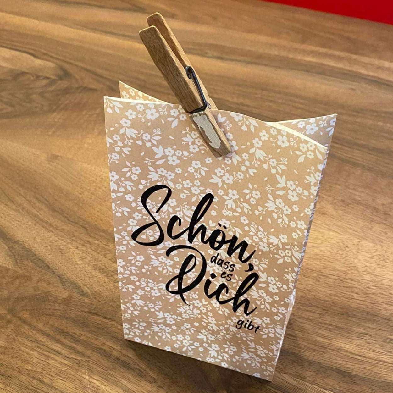 Ein handgefertigter Umschlag mit schönen floralen Mustern und der Aufschrift "Schön, dass es dich gibt", perfekt für DIY-Projekte mit der Plotterdatei von easy-sticks.
