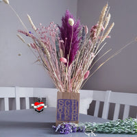 Blumige Akzentuierung in einer Vase mit der "SCHÖN HIER" Plotterdatei von easy-sticks, ideal für Home-Dekoration.