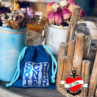 Kreatives Arrangement mit der "SCHÖN HIER" Plotterdatei von easy-sticks, handgefertigte Deko-Accessoires in einem rustikalen Stil.