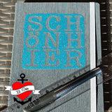 Praktische Aufbewahrungstasche mit dem Schriftzug "SCHÖN HIER" von easy-sticks, gefertigt mit der Plotterdatei.
