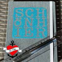 Praktische Aufbewahrungstasche mit dem Schriftzug "SCHÖN HIER" von easy-sticks, gefertigt mit der Plotterdatei.
