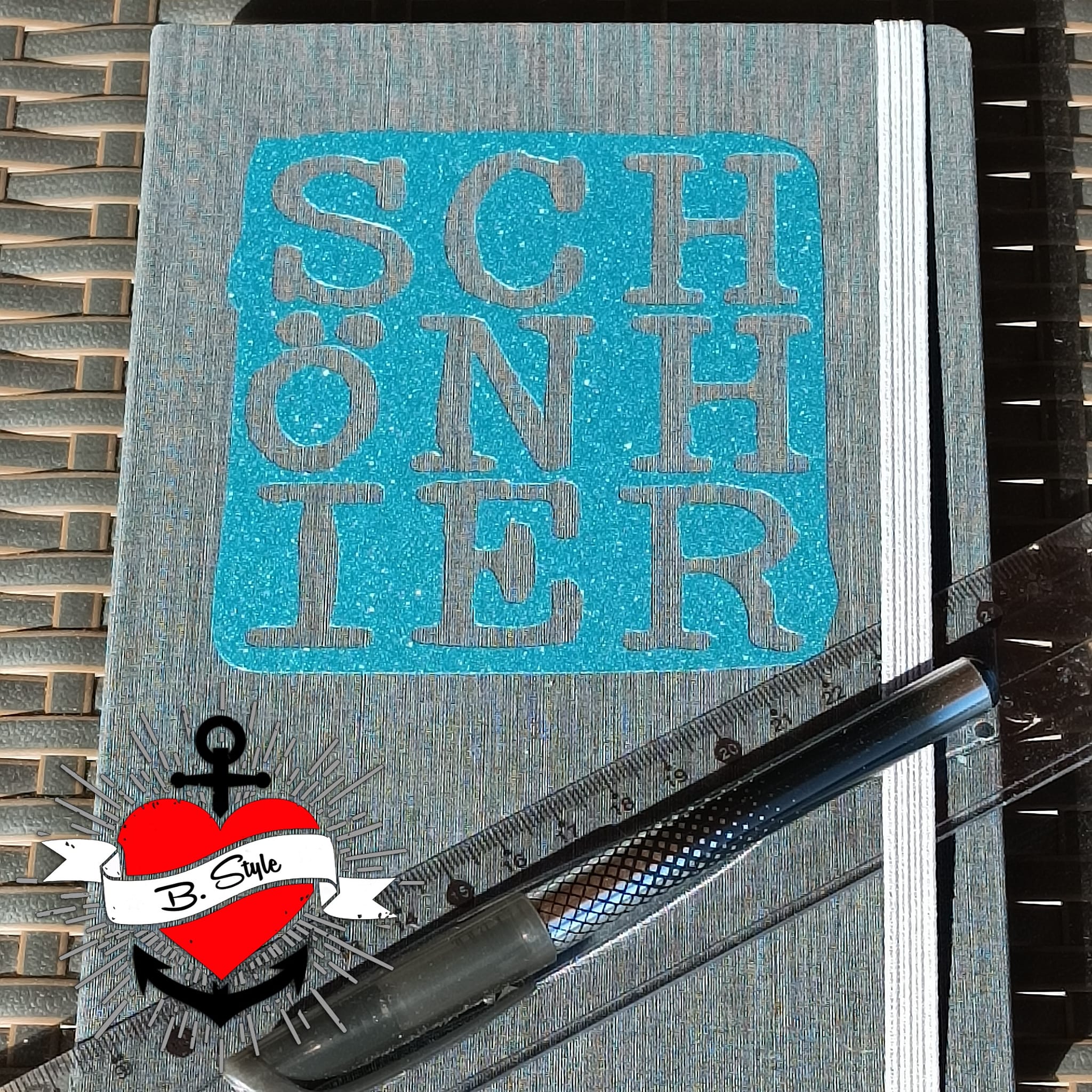 Praktische Aufbewahrungstasche mit dem Schriftzug "SCHÖN HIER" von easy-sticks, gefertigt mit der Plotterdatei.