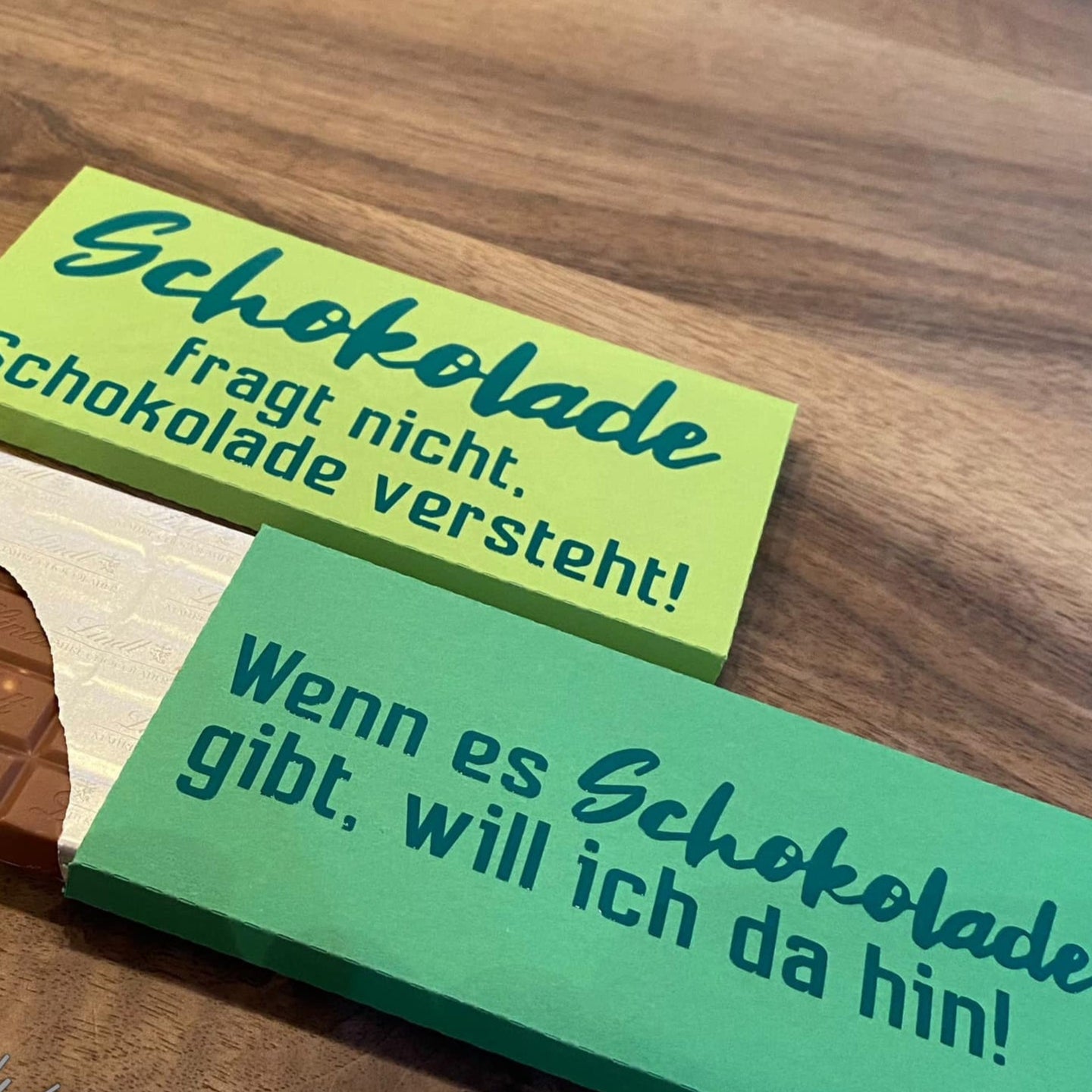 Schokolade Sprüche Plotterdatei von easy-sticks präsentiert eine Schokoladentafel mit humorvollen Sprüchen auf farbigen Verpackungen. Das perfekte Accessoire für kreative Bastelprojekte und Silikonformen.