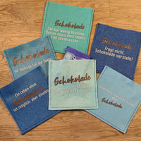Schokolade Sprüche Plotterdatei von easy-sticks zeigt kreative Designs auf bunten Unterlagen mit witzigen Sprüchen. Ideal für DIY-Projekte und Bastelideen, perfect für Silikonformen.