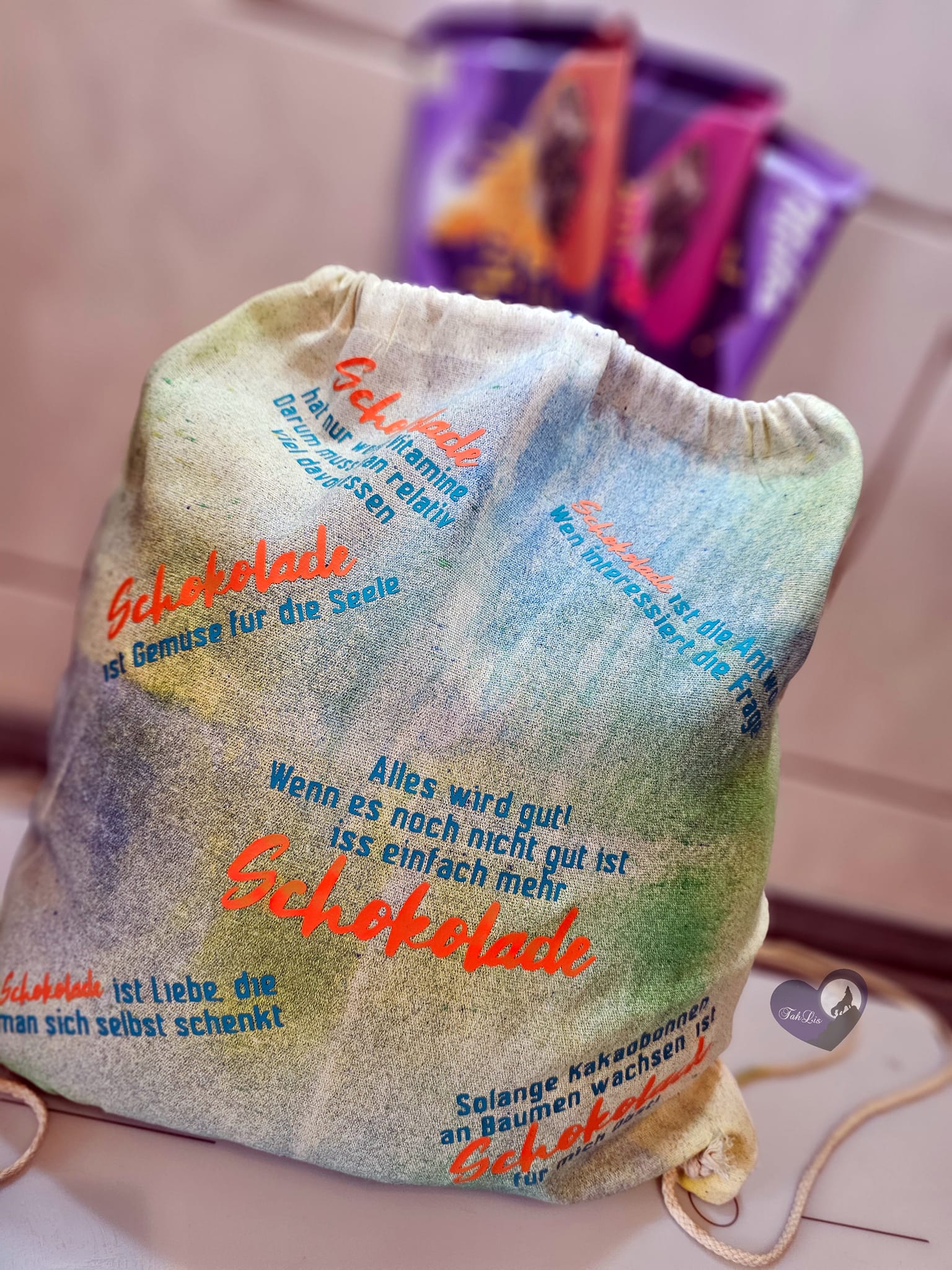 Schokolade Sprüche Plotterdatei von easy-sticks, auf einem bunten Beutel mit motivierenden Schokoladensprüchen bedruckt.