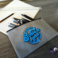 Erstklassig Seit 2025 Schulkind 2025 2026 2027 8 9 10 Plotterdatei Plotteridee Einschulung endlich schulkind DIY Idee Schule Einschulung Geschenkidee