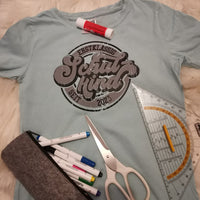 Erstklassig Seit 2025 Schulkind 2025 2026 2027 8 9 10 Plotterdatei Plotteridee Einschulung endlich schulkind DIY Idee Schule Einschulung Geschenkidee