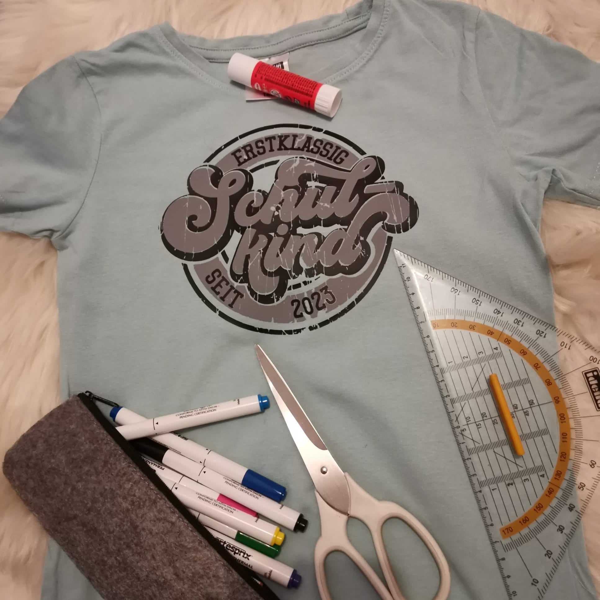 Erstklassig Seit 2025 Schulkind 2025 2026 2027 8 9 10 Plotterdatei Plotteridee Einschulung endlich schulkind DIY Idee Schule Einschulung Geschenkidee