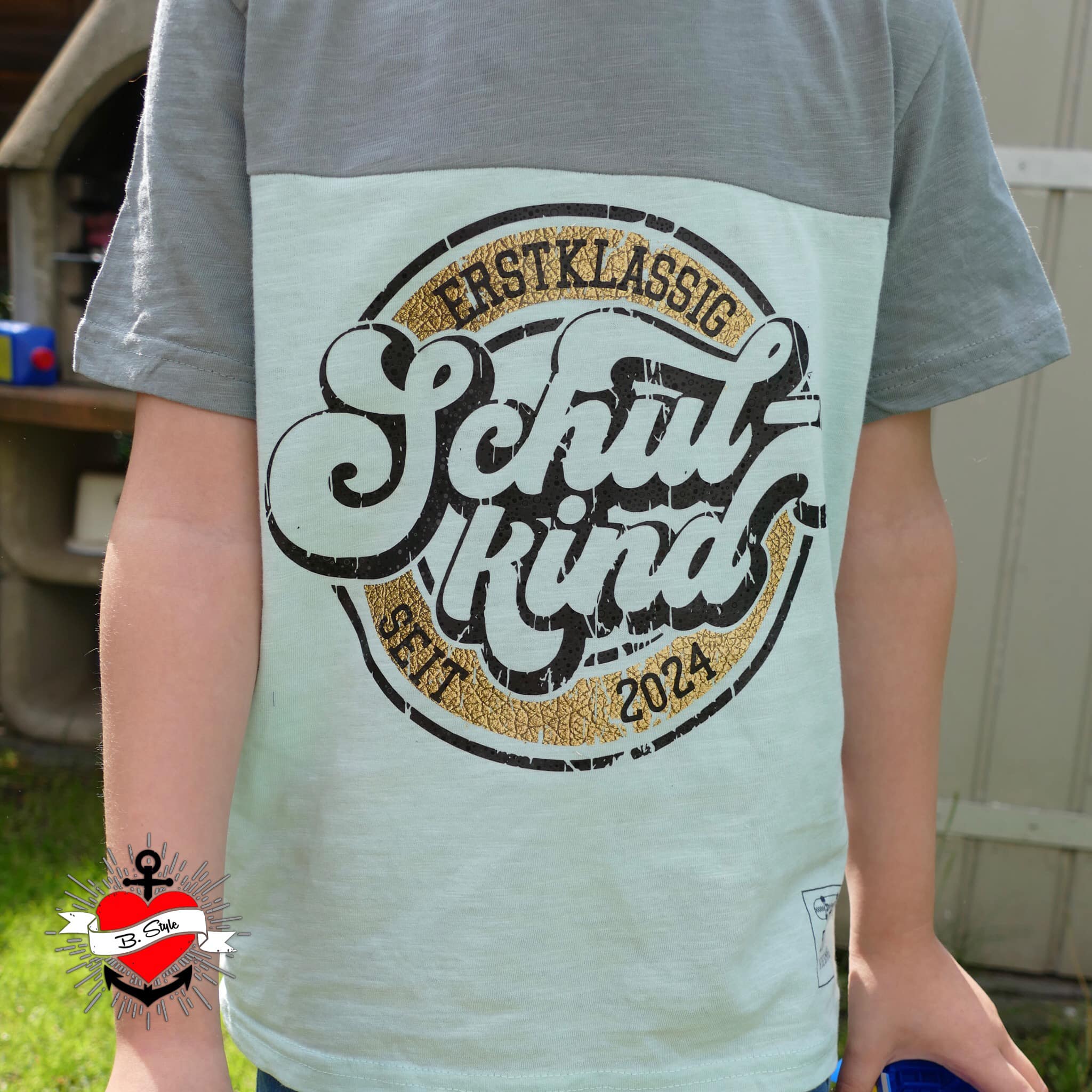 Erstklassig Seit 2025 Schulkind 2025 2026 2027 8 9 10 Plotterdatei Plotteridee Einschulung endlich schulkind DIY Idee Schule Einschulung Geschenkidee