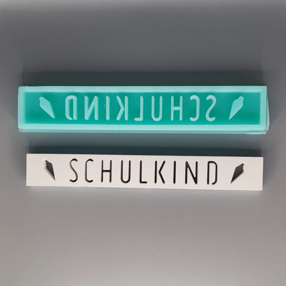 Bunte Silikonform von Easy-Sticks mit dem Schriftzug 'SCHULKIND', ideal für individuelle Geschenke zur Einschulung.