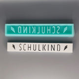 Bunte Silikonform von Easy-Sticks mit dem Schriftzug 'SCHULKIND', ideal für individuelle Geschenke zur Einschulung.