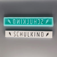 Bunte Silikonform von Easy-Sticks mit dem Schriftzug 'SCHULKIND', ideal für individuelle Geschenke zur Einschulung.