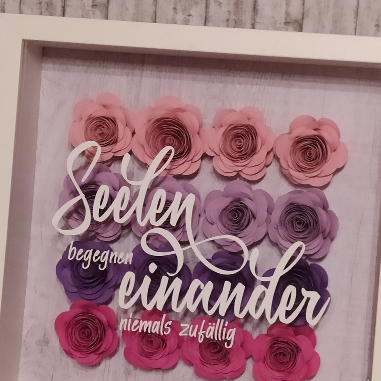Dekoratives Kunstwerk mit der Plotterdatei "Seelen begegnen einander niemals zufällig" von easy-sticks, umgeben von bunten Papierblumen, ideal für persönliche Geschenke.