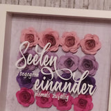 Dekoratives Kunstwerk mit der Plotterdatei "Seelen begegnen einander niemals zufällig" von easy-sticks, umgeben von bunten Papierblumen, ideal für persönliche Geschenke.
