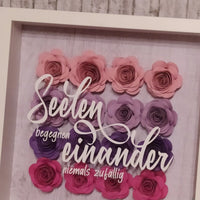 Dekoratives Kunstwerk mit der Plotterdatei "Seelen begegnen einander niemals zufällig" von easy-sticks, umgeben von bunten Papierblumen, ideal für persönliche Geschenke.