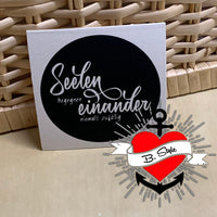 Stilvolle Karte mit der Plotterdatei "Seelen begegnen einander niemals zufällig" von easy-sticks, präsentiert auf einem schlichten Hintergrund.