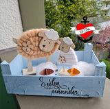 Charmante Komposition mit Figuren und Holzmaterialien, basierend auf der Plotterdatei "Seelen begegnen einander niemals zufällig" von easy-sticks, perfekt für kreative Bastelprojekte.