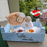 Charmante Komposition mit Figuren und Holzmaterialien, basierend auf der Plotterdatei "Seelen begegnen einander niemals zufällig" von easy-sticks, perfekt für kreative Bastelprojekte.