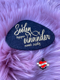 Stylisches Accessoire mit dem Spruch "Seelen begegnen einander niemals zufällig" von easy-sticks, eine einzigartige Plotterdatei für kreative Bastelprojekte.