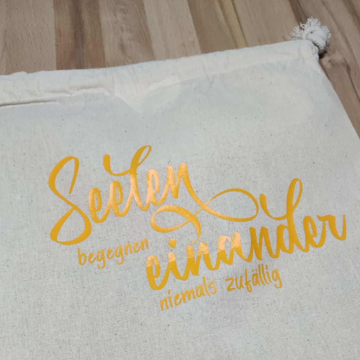 Beutel mit dem Schriftzug "Seelen begegnen einander niemals zufällig" von easy-sticks, ideal für kreative Projekte und eine vielseitige Plotterdatei.