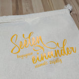 Beutel mit dem Schriftzug "Seelen begegnen einander niemals zufällig" von easy-sticks, ideal für kreative Projekte und eine vielseitige Plotterdatei.