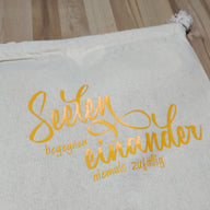 Beutel mit dem Schriftzug "Seelen begegnen einander niemals zufällig" von easy-sticks, ideal für kreative Projekte und eine vielseitige Plotterdatei.