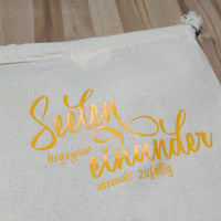Beutel mit dem Schriftzug "Seelen begegnen einander niemals zufällig" von easy-sticks, ideal für kreative Projekte und eine vielseitige Plotterdatei.