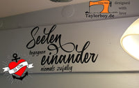 Wandgestaltung mit dem Schriftzug "Seelen begegnen einander niemals zufällig" von easy-sticks, perfekt für persönliche Dekoration und kreative Plotterdatei.