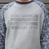 Stylisches Sweatshirt mit dem Aufdruck "VOLLJÄHRIG SEIT" von easy-sticks, perfekt für persönliche Geschenkideen und kreative Projekte, bestehend aus einem grafischen Design mit Jahreszahl und Design-Elementen.