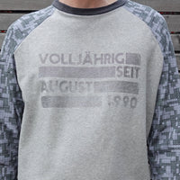 Stylisches Sweatshirt mit dem Aufdruck "VOLLJÄHRIG SEIT" von easy-sticks, perfekt für persönliche Geschenkideen und kreative Projekte, bestehend aus einem grafischen Design mit Jahreszahl und Design-Elementen.
