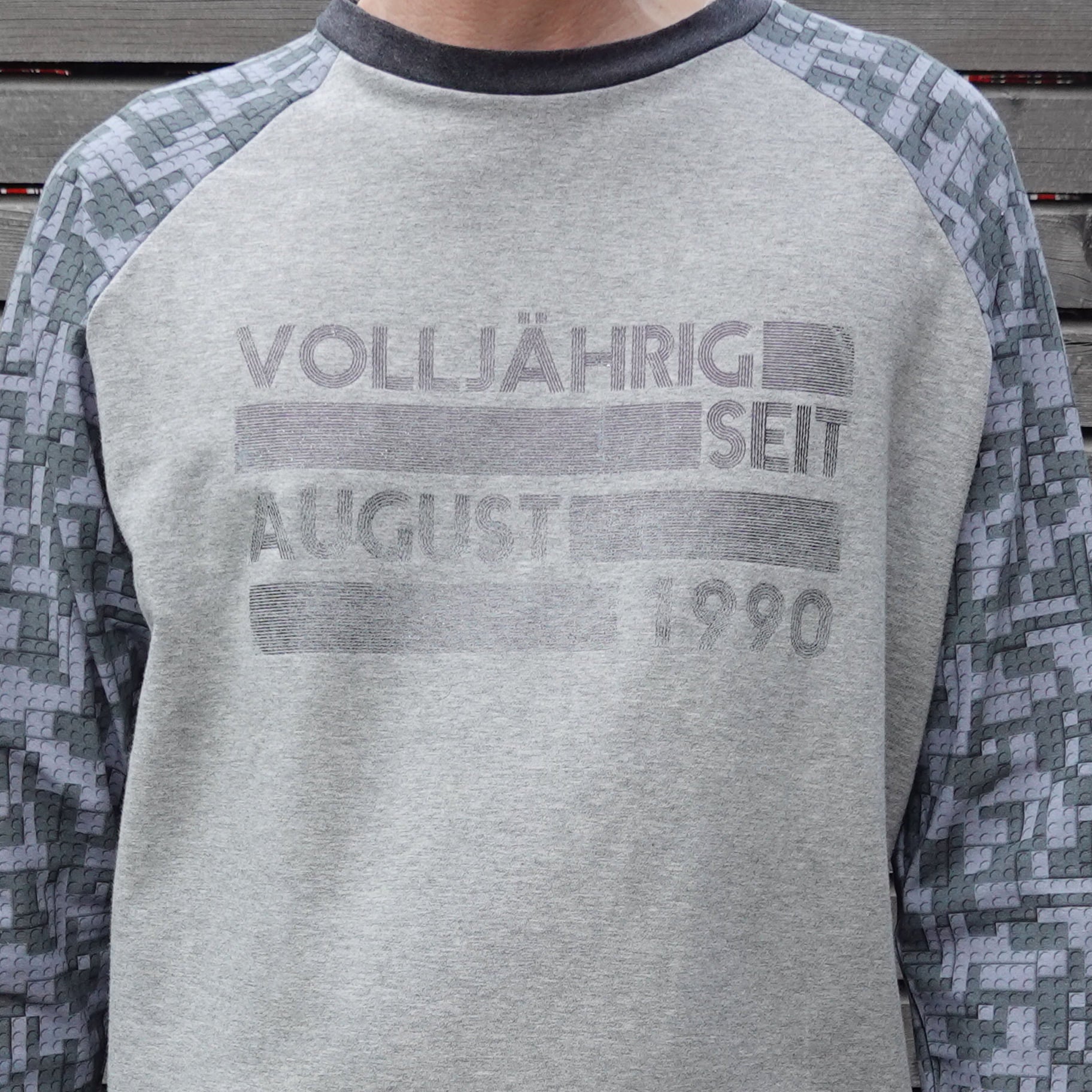 Stylisches Sweatshirt mit dem Aufdruck "VOLLJÄHRIG SEIT" von easy-sticks, perfekt für persönliche Geschenkideen und kreative Projekte, bestehend aus einem grafischen Design mit Jahreszahl und Design-Elementen.