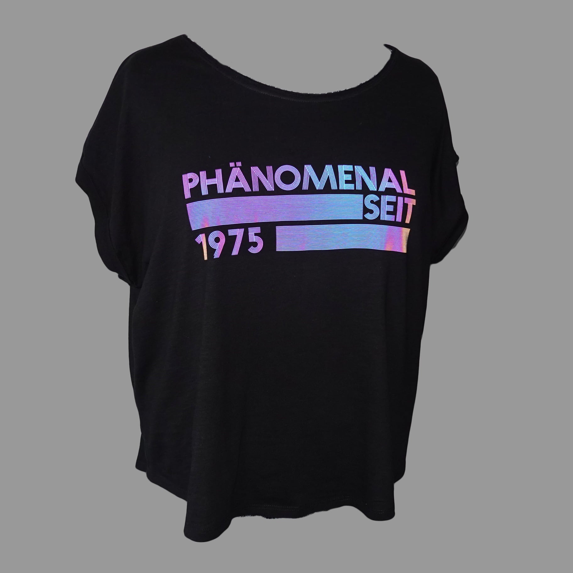 Gemütliches schwarzes T-Shirt mit dem Aufdruck 'PHÄNOMENAL SEIT 1975', perfekt für kreative Projekte von easy-sticks, basierend auf der 'EINZIGARTIG SEIT' Plotterdatei.