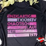 Schwarzes Shirt mit auffälligem Design 'EINZIGARTIG WERDEND CHAOTISCH LAUT SEIT 1979', entworfen von easy-sticks, inspiriert von der 'EINZIGARTIG SEIT' Plotterdatei.